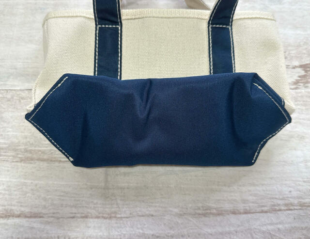 底面もネイビー。ハンドルと底面はポリエステル生地です