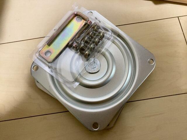 【アイリスオーヤマ 回転ファブリックチェア ハイバック】金具もしっかりしています。耐荷重は約90kg