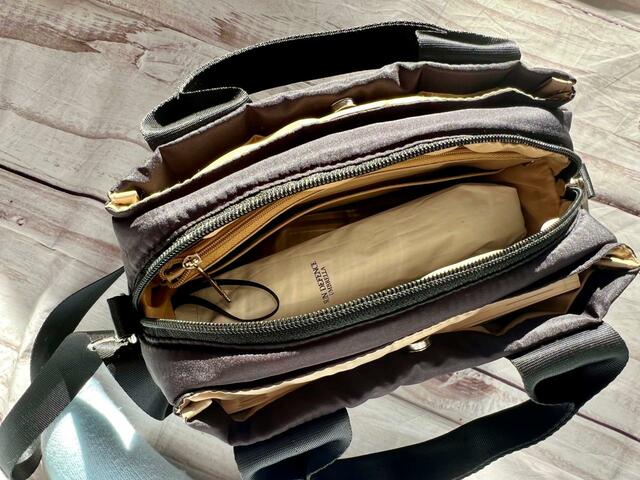 560mlのペットボトルの上に折り畳み傘をイン。さらにその上にポーチとハンドタオルが入りました！