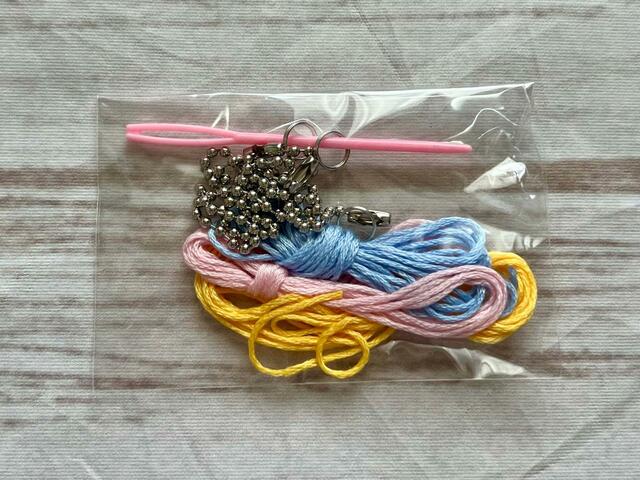 プラスチック針、刺繍糸のような紐合計3本、ボールチェーン＆リング×3