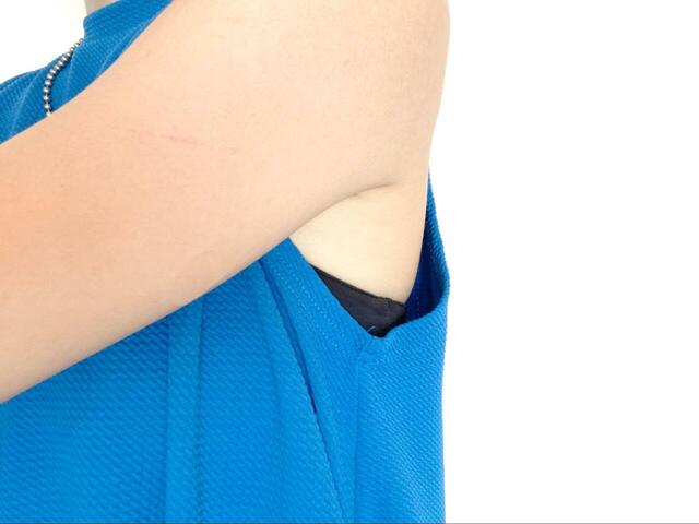 【coca エンボス加工マキシ丈ノースリーブワンピース】袖部分は空き具合がやや広めなので、見えても問題ないインナーを着用するのがおすすめです◎