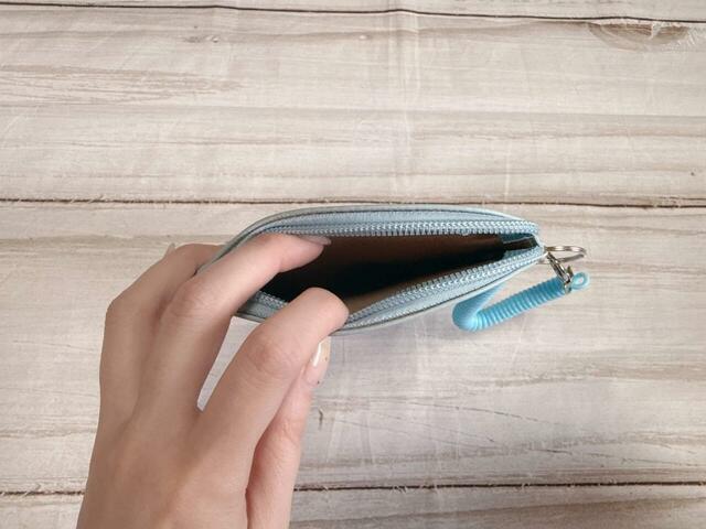 フロント右下部分にはファスナーがついており、ポーチとしても使える贅沢な仕様