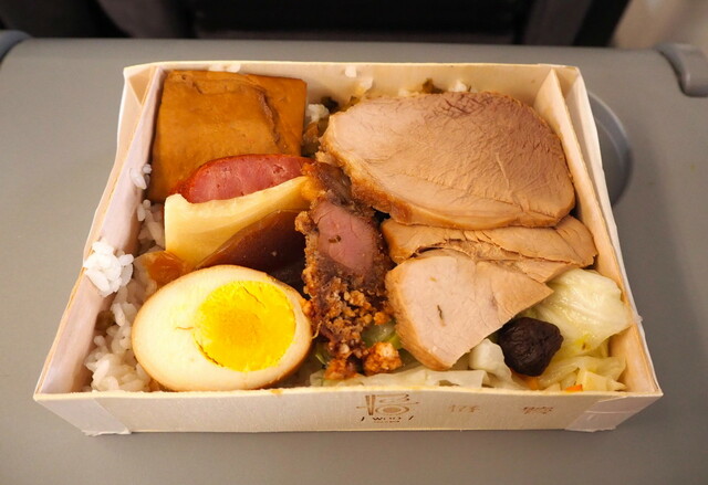 台東駅構内のファミリーマートでは池上飯包（弁当）が売られていた。木箱が弁当の湿気をちょうどよく吸ってくれるため、冷めても美味しい池上米が味わえる