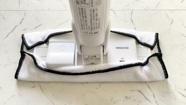 【アイリスオーヤマ 電動フロアワイパー】マイクロファイバークロスを付けた状態
