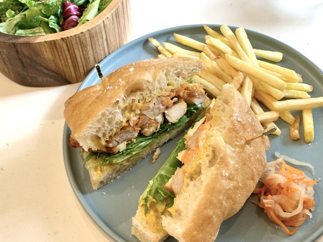 「ICONIC STAGE café」のタンドリーチキンから香るカレーの風味が食欲をそそる！