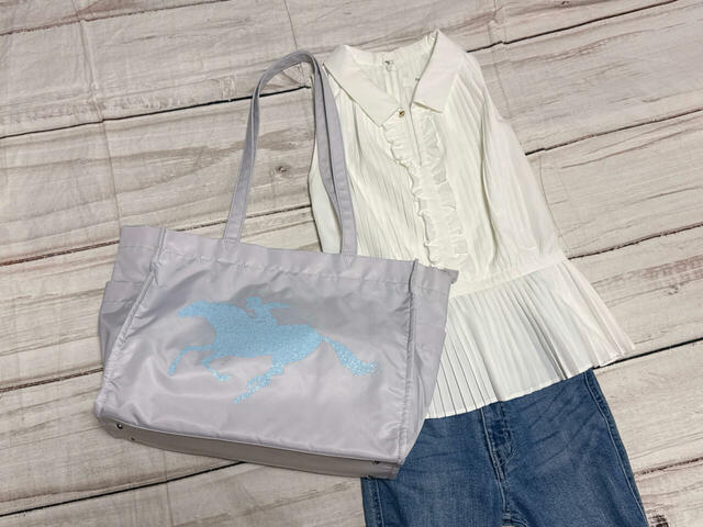 フェミニンなブラウスとデニムコーデに合わせてもかわいいです！