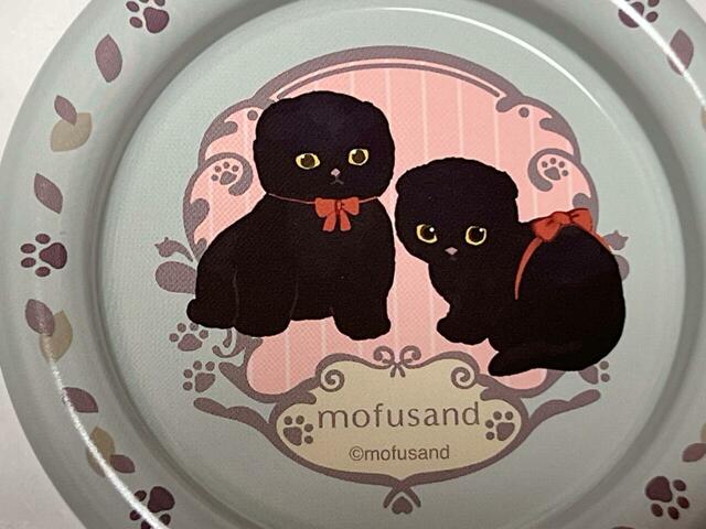 【mofusand サークルマルチトレイ2】モノが乗せられる箇所のフロントにイラスト入り。背景のストライプ柄も可愛いです！