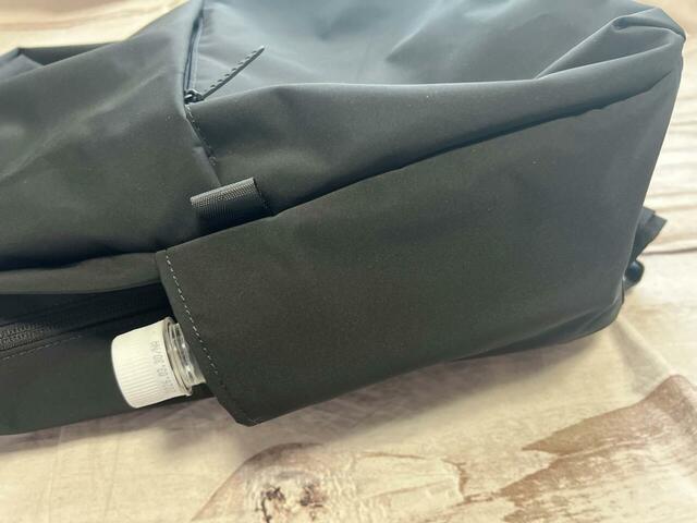 サイドのポケットには550mlのペットボトルが収納可能