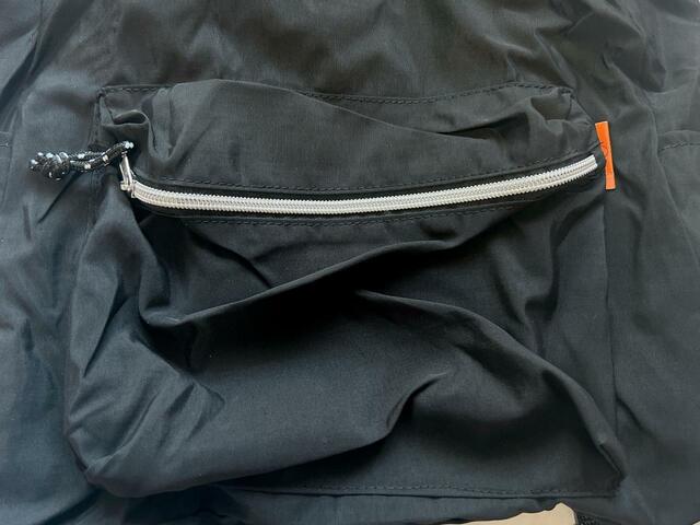 フロントにポケットが1つついています