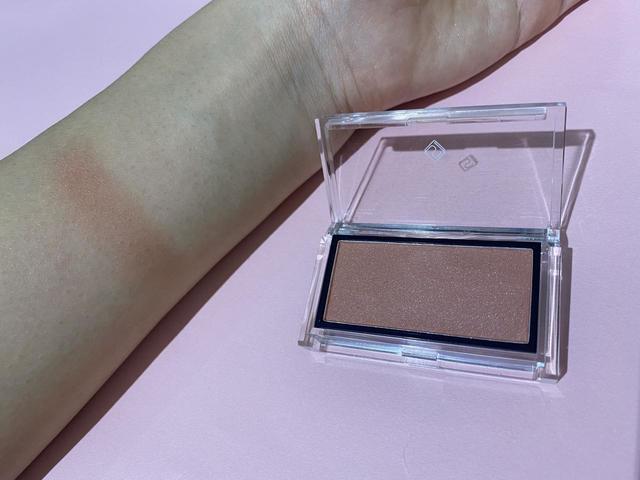 ほんのり色づきバラのような印象の肌に