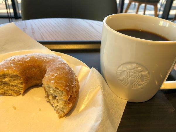 【スターバックス サイズアップモーニング】しっとりもっちり食感のドーナツとあっさり酸味のあるコーヒーの組み合わせが最高です