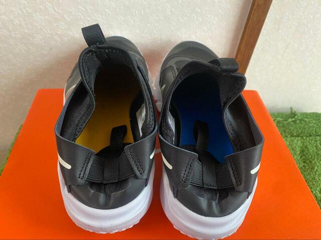 【NIKE　フレックス ランナー 2】かかと部分は踏んでも履ける設計。ゴミ出しなどちょっとした外出に助かります◎