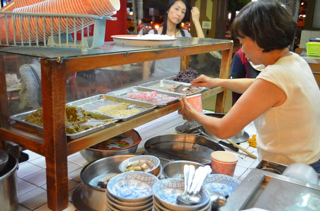手作りのトッピングが自慢の高雄市鹽埕にある「李家湯圓」は老若男女を問わず人気の老舗