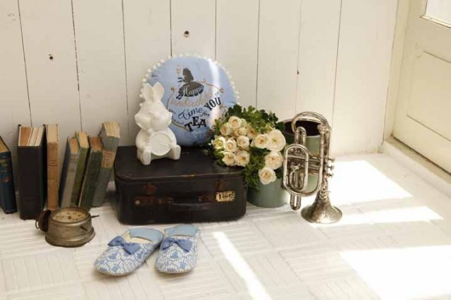 (手前から)ルームシューズ2700円、ルームランプ3780円(500個限定)、クッション2160円