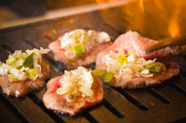 「10秒牛タン～至福の一口までの10秒間～」＜料金：食べ放題 6,000円（税込）＞【【焼肉】酷暑にスタミナチャージ！食べ放題の「牛タン・タン刺し・特大ハラミ」をレモンサワーで流し込もう！】