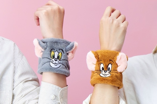 「トムとジェリー もふもふスリーブ (トム)／トムとジェリー もふもふスリーブ (ジェリー)」＜期間：2025年2月5日〜／2025年2月12日〜＞【タリーズコーヒーと「トムとジェリー」の2025年コラボ♪「桜舞う ハニークリームラテ」や限定フード＆グッズ販売！】