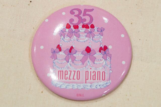 缶バッジ(ランダム5種) 660円|mezzo piano 35th Anniversary Cafe