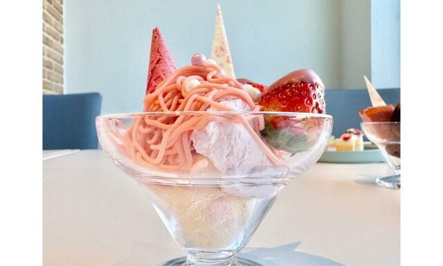 【レストラン グランサンク ストロベリーパルフェ工房】いちごモンブランのパフェ