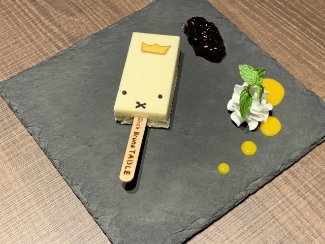 ポップアップショップで3,000円以上お買い物したレシートを見せると「ミッフィーチーズケーキバー」に王冠をつけてくれる※イートインのみ