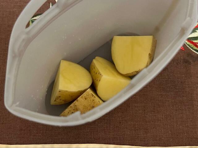 【3COINS＋plus シリコーンフードバッグ】蒸し野菜も作れます♪