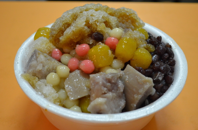 ４種類のトッピングを選べるかき氷。豪華だが案外甘さは控えめ