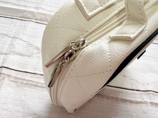 【nanakoななこがさらに本気で作った leur charme COSME POUCH BOOK WHITE】ホワイト×シルバーのファスナーがかわいい
