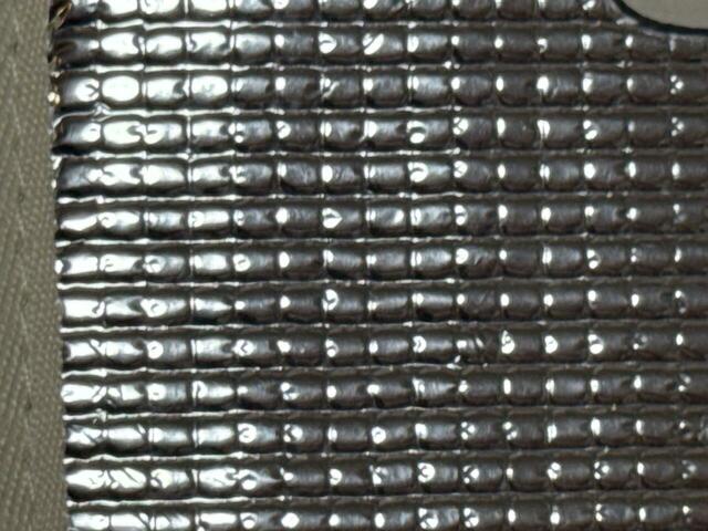 素材はアルミ。保冷機能付きの生地です