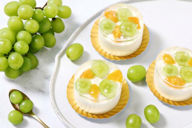 「シャインマスカットのレアチーズ」<560円(税込)>【「パティスリーピネード」から、国産のシャインマスカットを使用した秋スイーツが登場】