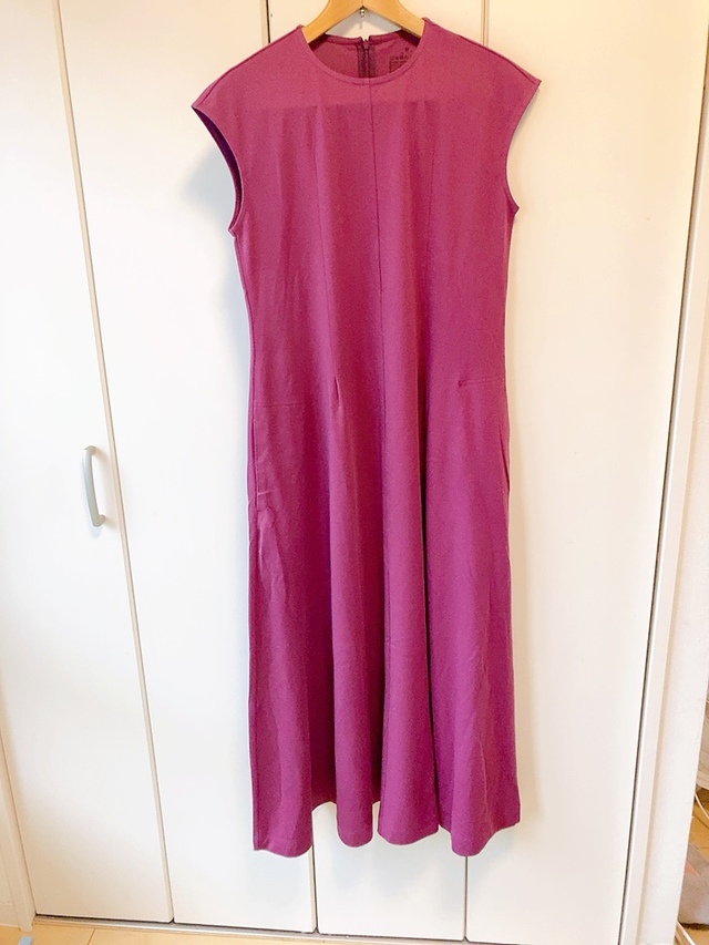 【無印良品 汗じみしにくいノースリーブワンピース 】上半身のラインはスリムで、腰から下は自然に広がるエレガントなフレアが特徴