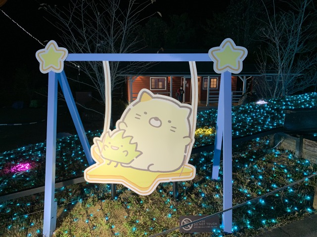 ブランコで遊ぶねことざっそう