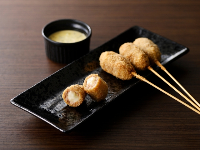 「チーズINハンバーグ」＜期間：2025年12月11日〜＞【チーズに溺れる『チーズ三昧コース』が新登場！「串揚げ・串天ブッフェ くし葉 ワールドポーターズ店」がリフレッシュオープン！】