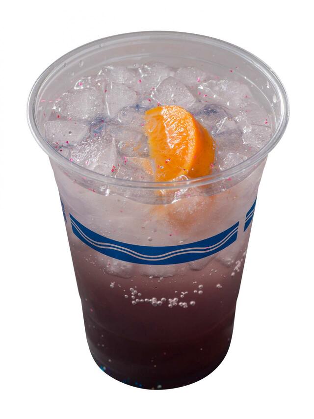 スパークリングカクテル（ラズベリーリキュール＆みかん） 780円｜「ディズニー・ハロウィーン」スペシャルメニュー｜東京ディズニーリゾート40周年“ドリームゴーラウンド”｜販売店舗：東京ディズニーランド「プラズマ・レイズ・ダイナー」｜発売日：2023年9月1日（木）