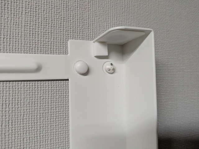 【山崎実業 tower ウォール 折り畳み バスタオルラック】左右3ヶ所ずつ、計6個のピースで固定したら、ピンが見えないよう付属のキャップをかぶせて取り付け完了！