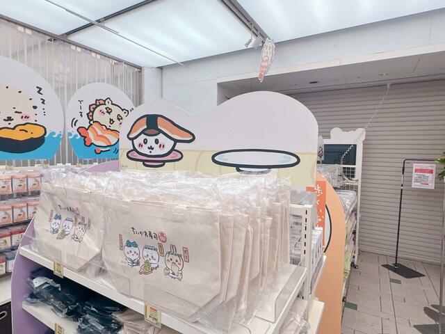 持ち歩けばいつもちいかわたちと一緒のトートバッグも展開されています!