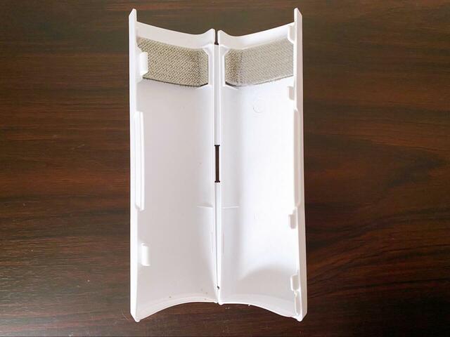 【カインズ　ホコリがよく取れる洗わないモップ】落としたホコリはケースの下に溜まります。開けて捨てるだけで掃除完了！