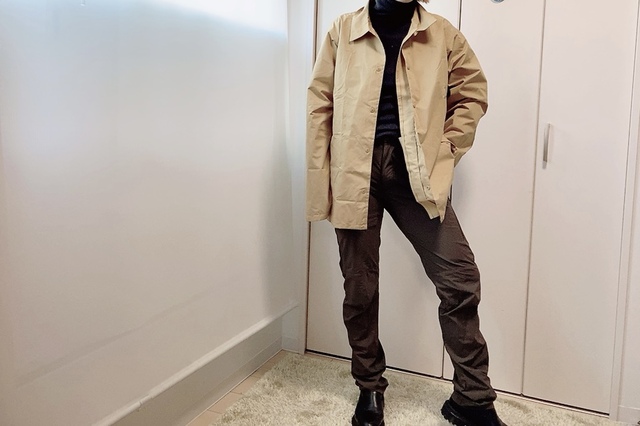 【ワークマン AERO GUARD STRETCH ICE クライミングパンツ】ベージュのシャツと合わせたアースカラースタイル