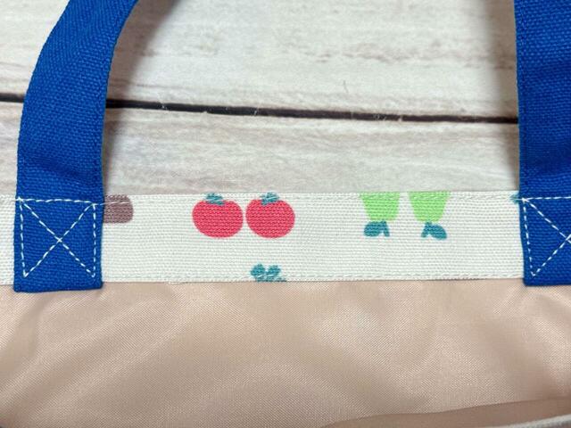 内側は裏地付きでしっかりとした作り