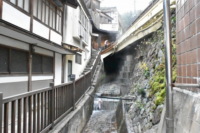 温泉水が流れている