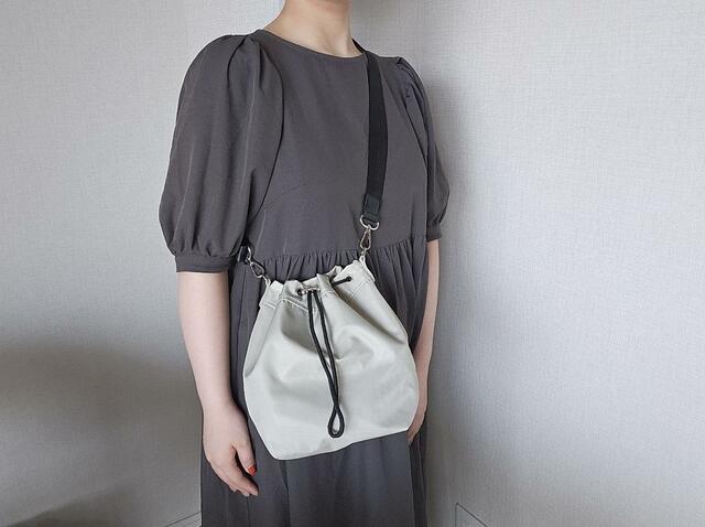 【LEPSIM　マルチWAYチャーム付きバッグ】付属のショートハンドルに付け替えて斜め掛けにしたり…⇒