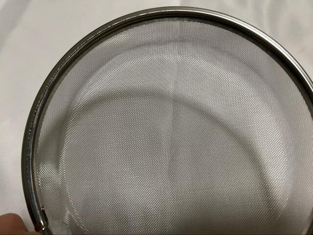 【揚げてお仕舞い】油こし網は網目が細かいので、しっかりと揚げカスをとってくれます