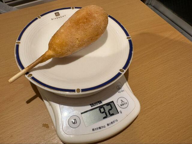 【ロピア アメリカンドッグ】量ってみると92g、片手でしっかり満足できるボリュームでした!