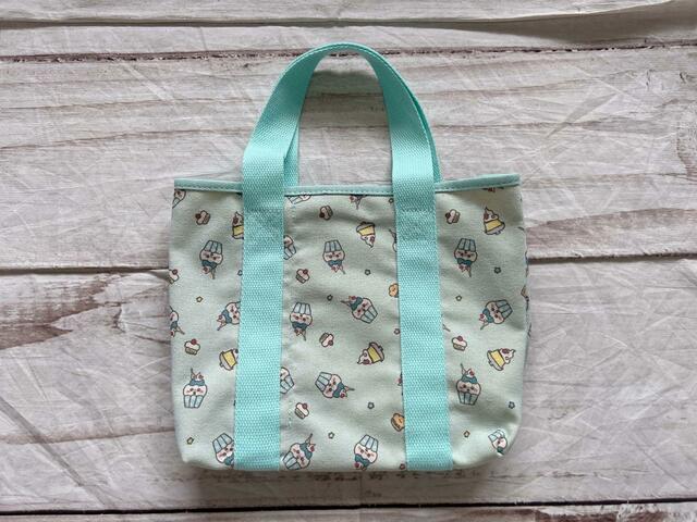 バックは装飾がないシンプルなデザイン