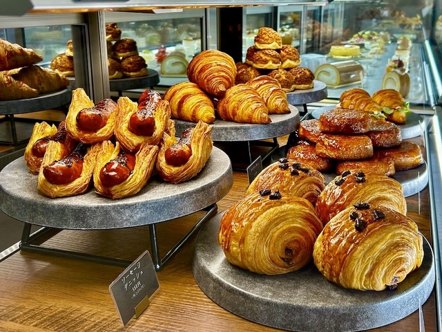 【Atelier Y】ケーキの脇にクロワッサンなどのパンがディスプレイされている