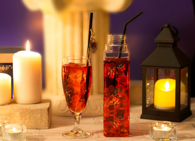 ＜スカラビア寮＞オレンジサイダー  グラス（M サイズ）790 円（税込 869 円） ボトル（L サイズ）990 円（税込 1,089 円） 