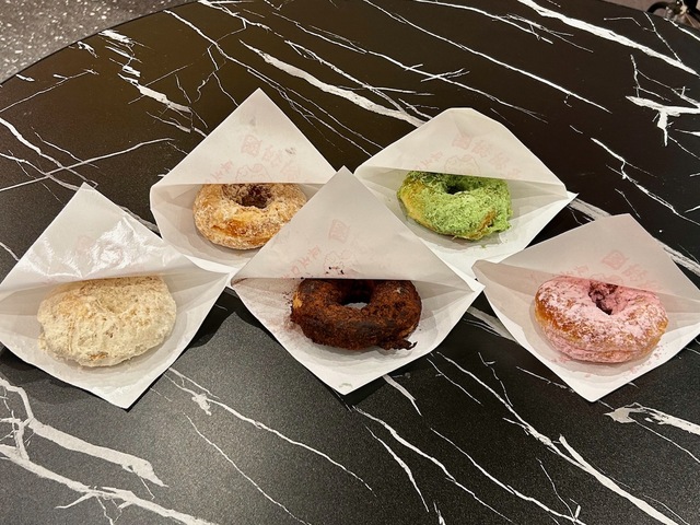 【台湾ドーナツoh!!】台湾ドーナツ。後方左から時計回り／プレーン、抹茶、いちご、チョコレート、ミルク