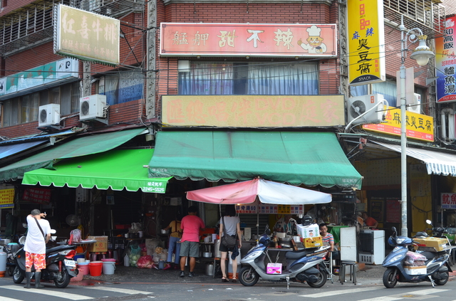 廣州街と梧州街の交差点に現れる『牛腩湯』の屋台。夜は人が行き交う艋舺夜市の中心だが、朝は落ち着きがあり、散歩が楽しい