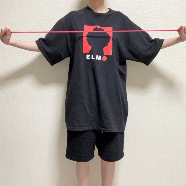 【キャンドゥ トレーニングチューブ（ソフト）】左右の手の高さを合わせて均等な力で引っ張る