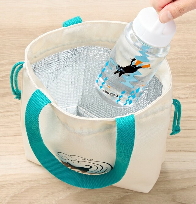 「巾着型の保冷バッグ」＜サイズ：縦32cm×横21cm×マチ8cm＞【巾着型の“黒ねこ保冷バッグ”がおしゃれ！カフェ・ベローチェの数量限定「黒ねこサマーバッグ 2024」にお得が詰まってる！】