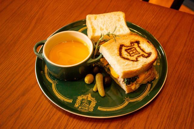 ホグワーツ チーズトースティー スリザリン ～ サーモン＆ホウレンソウ ～ 1,760円