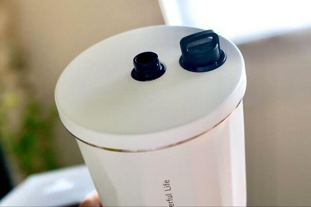 【TYESO タンブラー】収納式ストローはストロー口をキャップで固定できます。使わない場合も紛失の心配はありません